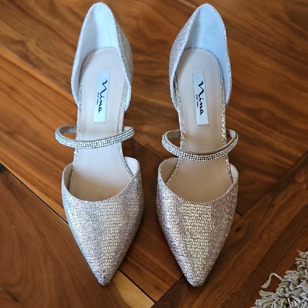 Nina‎ BRYSTOL

CHAMPAGNE GLITTER MESH WITH CRYSTAL BAND MID-HEEL PUMPS